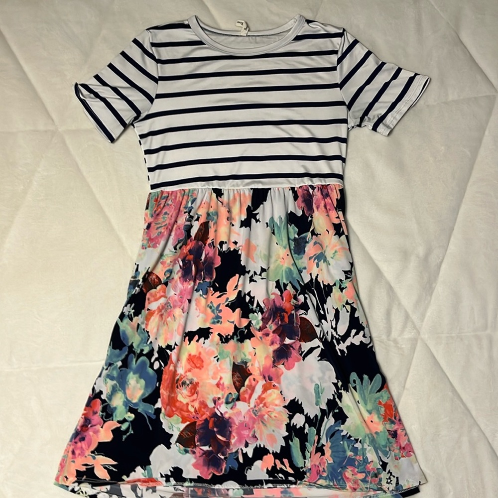 Knee length dress. Women’s Small. Floral.